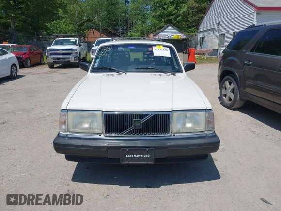 1993 Volvo 240 with VIN YV1AW8803P1949546, listed as a IAAI auction lot 42411136 with 225,859 mi miles and . Bid and sale history available at DreamBid. Image 13.
