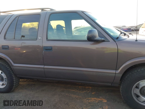 1998 GMC Jimmy SL with VIN 1GKCS13W1W2562133, listed as a IAAI auction lot 41159010 with 277,799 mi miles. Bid and sale history available at carsss.com. Image 13.