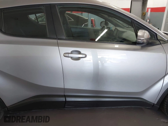 2018 Toyota C-HR XLE z VIN NMTKHMBX0JR015680, wystawiony jako IAAI lot #41987642 z przebiegiem 80 367 mil mil oraz . Historia ofert i sprzedaży dostępna na DreamBid. Obrazek 13.