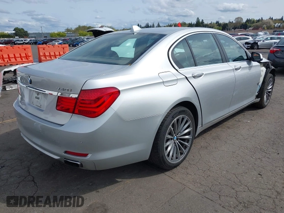 2011 BMW 7 Series 740i z VIN WBAKA4C53BC612440, wystawiony jako IAAI lot #42003297 z przebiegiem 130 655 mil mil oraz . Historia ofert i sprzedaży dostępna na DreamBid. Obrazek 4.