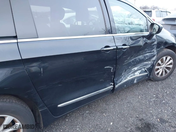 2019 Chrysler Pacifica Touring L with VIN 2C4RC1BG2KR526198, listed as a IAAI auction lot 41229993 with 46,639 mi miles. Bid and sale history available at carsss.com. Image 17.