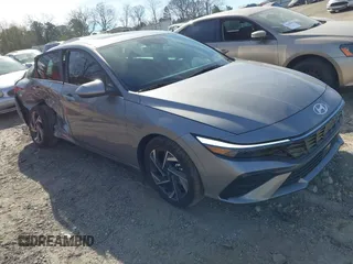 2024 Hyundai Elantra SEL z VIN KMHLS4DG7RU807459, wystawiony jako IAAI lot #41838493 z przebiegiem 10 639 mil mil oraz . Historia ofert i sprzedaży dostępna na DreamBid. Obrazek 1.