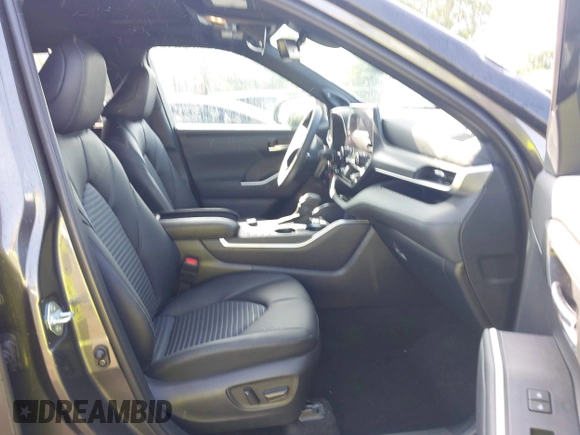 2024 Toyota Highlander LE with VIN 5TDKDRBH2RS568670, listed as a IAAI auction lot 42549212 with 10,600 mi miles and . Bid and sale history available at DreamBid. Image 5.