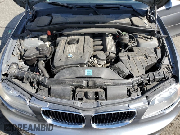 2011 BMW 1 Series 128i z VIN WBAUN1C58BVH83316, wystawiony jako Copart lot #52427935 z przebiegiem 89 781 mil mil oraz Szkoda całkowita • Salvage title. Historia ofert i sprzedaży dostępna na DreamBid. Obrazek 11.