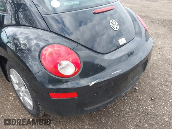 2010 Volkswagen New Beetle Coupe with VIN 3VWPW3AG6AM021330, listed as a IAAI auction lot 42094872 with 124,908 mi miles. Bid and sale history available at carsss.com. Image 13.