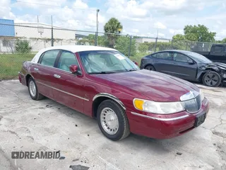 1999 Lincoln Town Car Executive z VIN 1LNHM81W1XY639598, wystawiony jako IAAI lot #42396539 z przebiegiem 111 471 mil mil oraz . Historia ofert i sprzedaży dostępna na DreamBid. Obrazek 1.