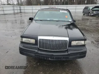 1997 Lincoln Town Car Executive z VIN 1LNLM81W7VY720905, wystawiony jako Copart lot #85910534 z przebiegiem Nie podano mil oraz Szkoda całkowita • Salvage title. Historia ofert i sprzedaży dostępna na DreamBid. Obrazek 5.
