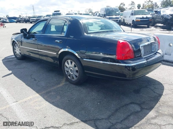 2005 Lincoln Town Car Signature Limited with VIN 1LNHM82W35Y636746, listed as a IAAI auction lot 41801075 with 1 mi miles. Bid and sale history available at carsss.com. Image 3.