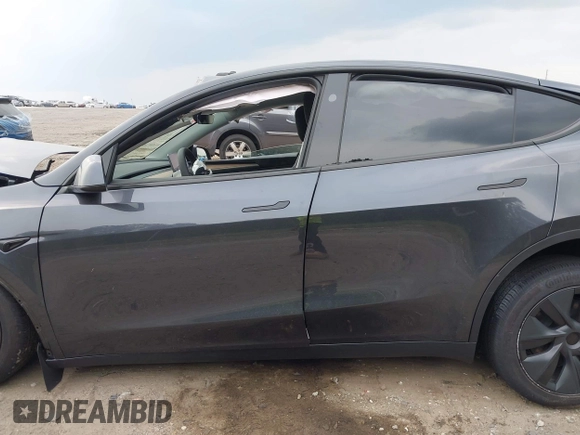 2025 Tesla Model Y Long Range with VIN 7SAYGDED7SA373235, listed as a IAAI auction lot 42100950 with 650 mi miles and . Bid and sale history available at DreamBid. Image 15.