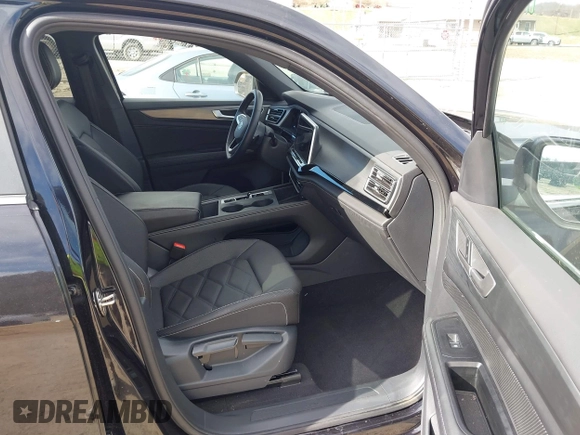 2024 Volkswagen Atlas SE z VIN 1V2LE2CA7RC230983, wystawiony jako IAAI lot #41786500 z przebiegiem 34 241 mil mil oraz . Historia ofert i sprzedaży dostępna na DreamBid. Obrazek 5.