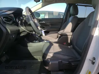 2021 Buick Encore GX Preferred z VIN KL4MMCSL2MB173019, wystawiony jako Copart lot #55764215 z przebiegiem 89 585 mil mil oraz Szkoda całkowita • Salvage title. Historia ofert i sprzedaży dostępna na DreamBid. Obrazek 7.