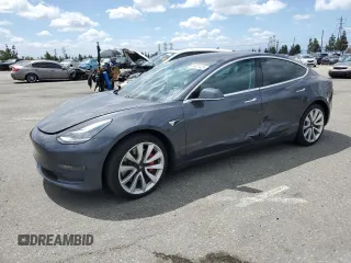 2018 Tesla Model 3 Long Range Battery z VIN 5YJ3E1EB5JF132382, wystawiony jako Copart lot #56401425 z przebiegiem 118 120 mil mil oraz Szkody całkowita. Historia ofert i sprzedaży dostępna na DreamBid. Obrazek 1.