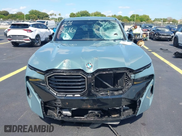 2023 BMW XM z VIN 5YM23CS00P9R58616, wystawiony jako IAAI lot #42205655 z przebiegiem 19 971 mil mil oraz . Historia ofert i sprzedaży dostępna na DreamBid. Obrazek 12.