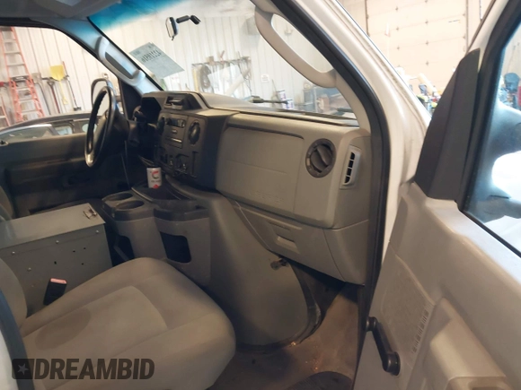 2010 Ford Econoline Cargo Commercial z VIN 1FTNE2ELXADA92282, wystawiony jako IAAI lot #42210516 z przebiegiem 102 617 mil mil oraz . Historia ofert i sprzedaży dostępna na DreamBid. Obrazek 5.