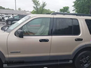 2006 Ford Explorer XLT z VIN 1FMEU73E96UA64187, wystawiony jako IAAI lot #42241828 z przebiegiem 157 792 mil mil oraz . Historia ofert i sprzedaży dostępna na DreamBid. Obrazek 14.