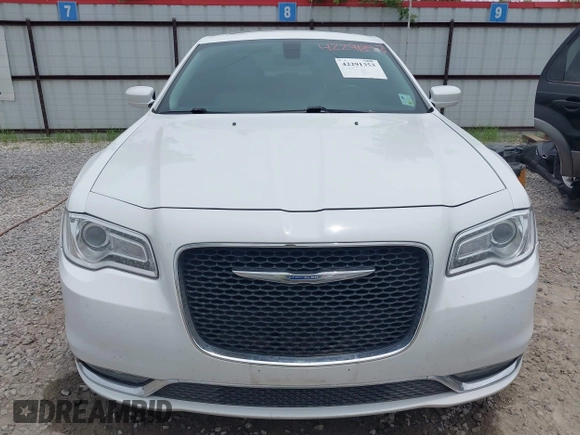 2016 Chrysler 300 Anniversary Edition z VIN 2C3CCAAG2GH343828, wystawiony jako IAAI lot #42291353 z przebiegiem 126 336 mil mil oraz . Historia ofert i sprzedaży dostępna na DreamBid. Obrazek 12.