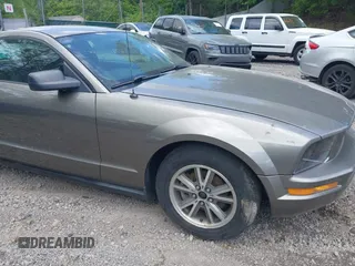 2005 Ford Mustang Deluxe z VIN 1ZVFT80N355160005, wystawiony jako IAAI lot #42288228 z przebiegiem 152 140 mil mil oraz . Historia ofert i sprzedaży dostępna na DreamBid. Obrazek 17.