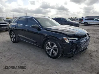 2024 Audi Q8 e-tron Premium Plus z VIN WA15AAGE4RB029832, wystawiony jako Copart lot #79555074 z przebiegiem 12 722 mil mil oraz Szkoda całkowita • Salvage title. Historia ofert i sprzedaży dostępna na DreamBid. Obrazek 4.