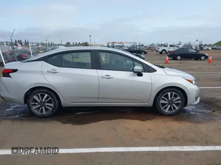 2023 Nissan Versa SV z VIN 3N1CN8EV2PL851282, wystawiony jako IAAI lot #41904319 z przebiegiem 41 651 mil mil oraz . Historia ofert i sprzedaży dostępna na DreamBid. Obrazek 13.