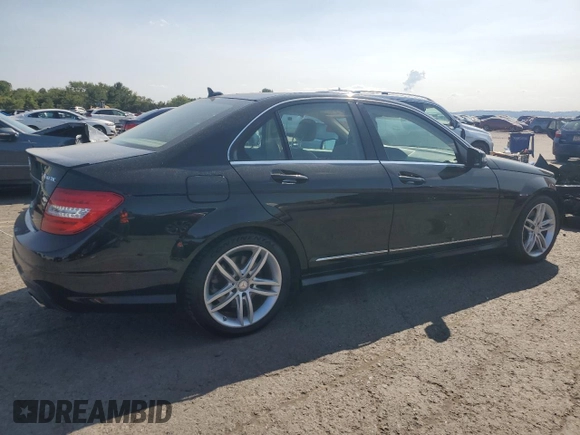 2013 Mercedes-Benz C 300 Sport z VIN WDDGF8AB2DG104911, wystawiony jako Copart lot #71530664 z przebiegiem 125 565 mil mil oraz Szkoda całkowita • Salvage title. Historia ofert i sprzedaży dostępna na DreamBid. Obrazek 3.