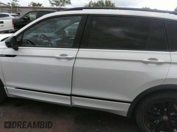 2022 Volkswagen Tiguan SE R-Line Black z VIN 3VVCB7AX0NM029502, wystawiony jako IAAI lot #40141730 z przebiegiem 41 362 mil mil oraz . Historia ofert i sprzedaży dostępna na DreamBid. Obrazek 14.