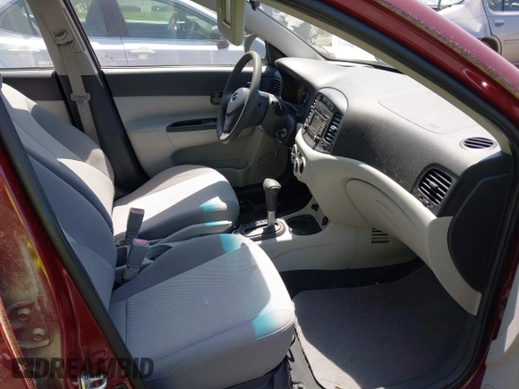 2008 Hyundai Accent GLS z VIN KMHCN46C88U276059, wystawiony jako IAAI lot #42567948 z przebiegiem 59 320 mil mil oraz . Historia ofert i sprzedaży dostępna na DreamBid. Obrazek 5.
