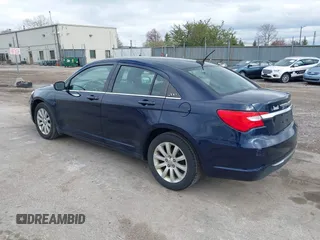 2014 Chrysler 200 Touring z VIN 1C3CCBBB5EN111950, wystawiony jako IAAI lot #42093392 z przebiegiem 122 929 mil mil oraz . Historia ofert i sprzedaży dostępna na DreamBid. Obrazek 3.