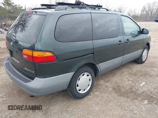 2000 Toyota Sienna LE with VIN 4T3ZF13C9YU258526, listed as a IAAI auction lot 42095633 with 133,871 mi miles. Bid and sale history available at carsss.com. Image 4.