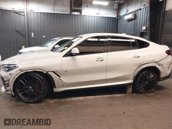 2022 BMW X6 M50i z VIN 5UXCY8C05N9J18577, wystawiony jako IAAI lot #41982042 z przebiegiem 64 155 mil mil oraz . Historia ofert i sprzedaży dostępna na DreamBid. Obrazek 6.