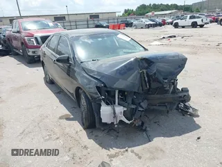 2015 Toyota Camry XLE z VIN 4T1BF1FK4FU018326, wystawiony jako IAAI lot #42353687 z przebiegiem 162 510 mil mil oraz . Historia ofert i sprzedaży dostępna na DreamBid. Obrazek 1.