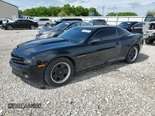 2013 Chevrolet Camaro LS z VIN 2G1FA1E34D9114457, wystawiony jako Copart lot #57585025 z przebiegiem 99 594 mil mil oraz Szkoda całkowita • Salvage title. Historia ofert i sprzedaży dostępna na DreamBid. Obrazek 1.