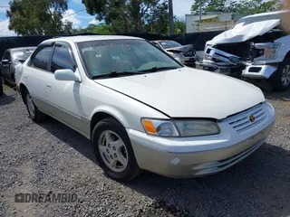 1998 Toyota Camry LE z VIN JT2BF22K4W0107815, wystawiony jako IAAI lot #40548229 z przebiegiem 180 129 mil mil oraz . Historia ofert i sprzedaży dostępna na DreamBid. Obrazek 1.