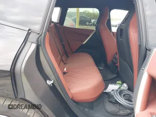 2024 BMW iX xDrive50 z VIN WB523CF03RCN81221, wystawiony jako IAAI lot #42029754 z przebiegiem Nie podano mil oraz . Historia ofert i sprzedaży dostępna na DreamBid. Obrazek 7.