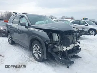 2022 Nissan Pathfinder SL z VIN 5N1DR3CC1NC264876, wystawiony jako IAAI lot #41638864 z przebiegiem 47 405 mil mil oraz . Historia ofert i sprzedaży dostępna na DreamBid. Obrazek 1.