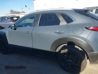2023 Mazda CX-30 S Carbon Edition z VIN 3MVDMBCM9PM546687, wystawiony jako IAAI lot #41395628 z przebiegiem 13 878 mil mil oraz . Historia ofert i sprzedaży dostępna na DreamBid. Obrazek 15.