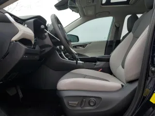 2025 Toyota RAV4 XLE with VIN 2T3W1RFVXSW368361, listed as a Copart auction lot 42827225 with 900 mi miles and Salvage Title. Bid and sale history available at carsss.com. Image 7.