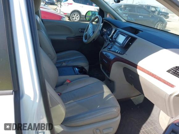 2013 Toyota Sienna XLE AAS z VIN 5TDYK3DC6DS372819, wystawiony jako IAAI lot #41395777 z przebiegiem 181 526 mil mil oraz . Historia ofert i sprzedaży dostępna na DreamBid. Obrazek 5.