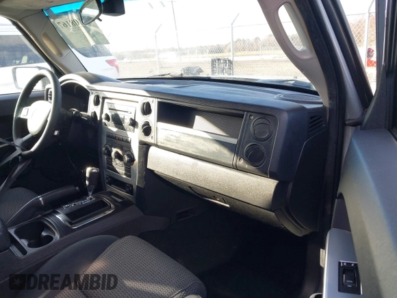 2010 Jeep Commander Sport z VIN 1J4RH4GK3AC158874, wystawiony jako IAAI lot #41708167 z przebiegiem 165 002 mil mil oraz . Historia ofert i sprzedaży dostępna na DreamBid. Obrazek 5.