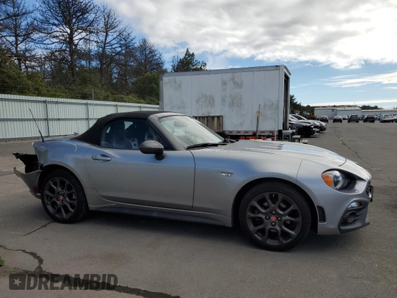 2017 FIAT 124 Spider Elaborazione Abarth z VIN JC1NFAEK6H0125940, wystawiony jako Copart lot #73291144 z przebiegiem 40 492 mil mil oraz Szkoda całkowita • Salvage title. Historia ofert i sprzedaży dostępna na DreamBid. Obrazek 4.