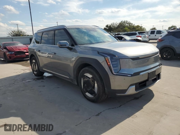 2024 Kia EV9 Wind z VIN KNDAFFS52R6030609, wystawiony jako Copart lot #72476804 z przebiegiem 8218 mil mil oraz Szkody całkowita. Historia ofert i sprzedaży dostępna na DreamBid. Obrazek 4.