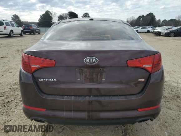 2013 Kia Optima LX z VIN 5XXGM4A7XDG129700, wystawiony jako Copart lot #47581035 z przebiegiem 121 247 mil mil oraz Szkody całkowita. Historia ofert i sprzedaży dostępna na DreamBid. Obrazek 6.