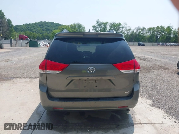 2011 Toyota Sienna XLE AAS z VIN 5TDYK3DC3BS146444, wystawiony jako IAAI lot #42390511 z przebiegiem 230 091 mil mil oraz . Historia ofert i sprzedaży dostępna na DreamBid. Obrazek 17.