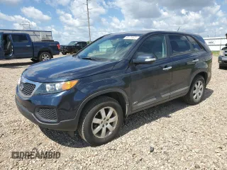 2013 Kia Sorento LX z VIN 5XYKTDA6XDG391488, wystawiony jako Copart lot #66174525 z przebiegiem 152 633 mil mil oraz Czysty tytuł • Clean title. Historia ofert i sprzedaży dostępna na DreamBid. Obrazek 1.