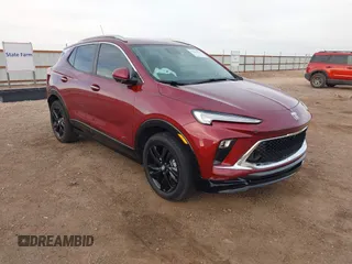 2025 Buick Encore GX Sport Touring с VIN KL4AMDSLXSB004839, выставлен на аукционе IAAI как лот 41863773 с пробегом 4 365 миль миль и . История ставок и продаж доступна на DreamBid. Изображение 1.