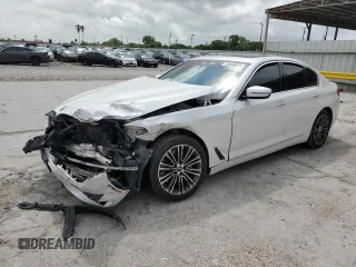 2018 BMW 5 Series 530i z VIN WBAJA5C50JG899776, wystawiony jako Copart lot #55436075 z przebiegiem Nie podano mil oraz Szkoda całkowita • Salvage title. Historia ofert i sprzedaży dostępna na DreamBid. Obrazek 1.
