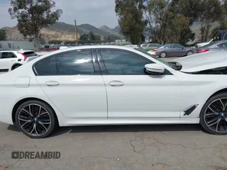 2021 BMW 5 Series 540i z VIN WBA53BJ07MWW92703, wystawiony jako IAAI lot #41868430 z przebiegiem Nie podano mil oraz . Historia ofert i sprzedaży dostępna na DreamBid. Obrazek 13.