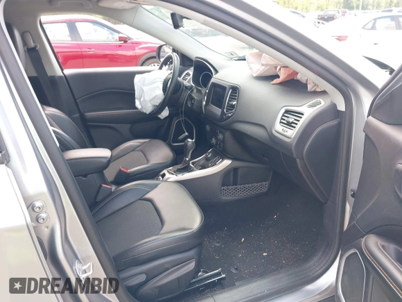 2019 Jeep Compass Latitude z VIN 3C4NJDBB6KT657190, wystawiony jako IAAI lot #42196383 z przebiegiem 55 327 mil mil oraz . Historia ofert i sprzedaży dostępna na DreamBid. Obrazek 5.