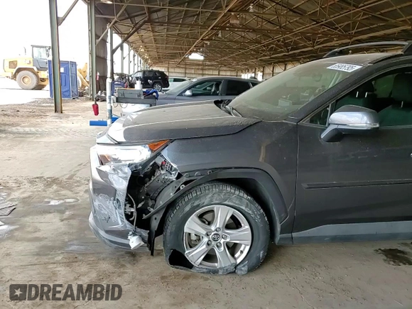 2020 Toyota RAV4 XLE with VIN 2T3W1RFV0LW084934, listed as a Copart auction lot 65985795 with 43,010 mi miles and Salvage title. Bid and sale history available at DreamBid. Image 13.