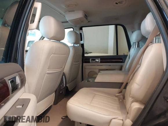 2004 Lincoln Navigator Luxury z VIN 5LMFU28R24LJ32994, wystawiony jako IAAI lot #41264240 z przebiegiem 210 421 mil mil oraz . Historia ofert i sprzedaży dostępna na DreamBid. Obrazek 8.