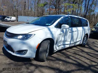 2017 Chrysler Pacifica Touring-L with VIN 2C4RC1BG7HR794768, listed as a IAAI auction lot 41827169 with 66,785 mi miles. Bid and sale history available at carsss.com. Image 6.